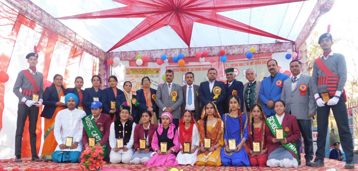 CHIEF GUEST VIKAS SHUKLA SDM ARKI ALONG WITH MERITOROUS STUDENTS DURING ANNUAL FUNCTION 2019